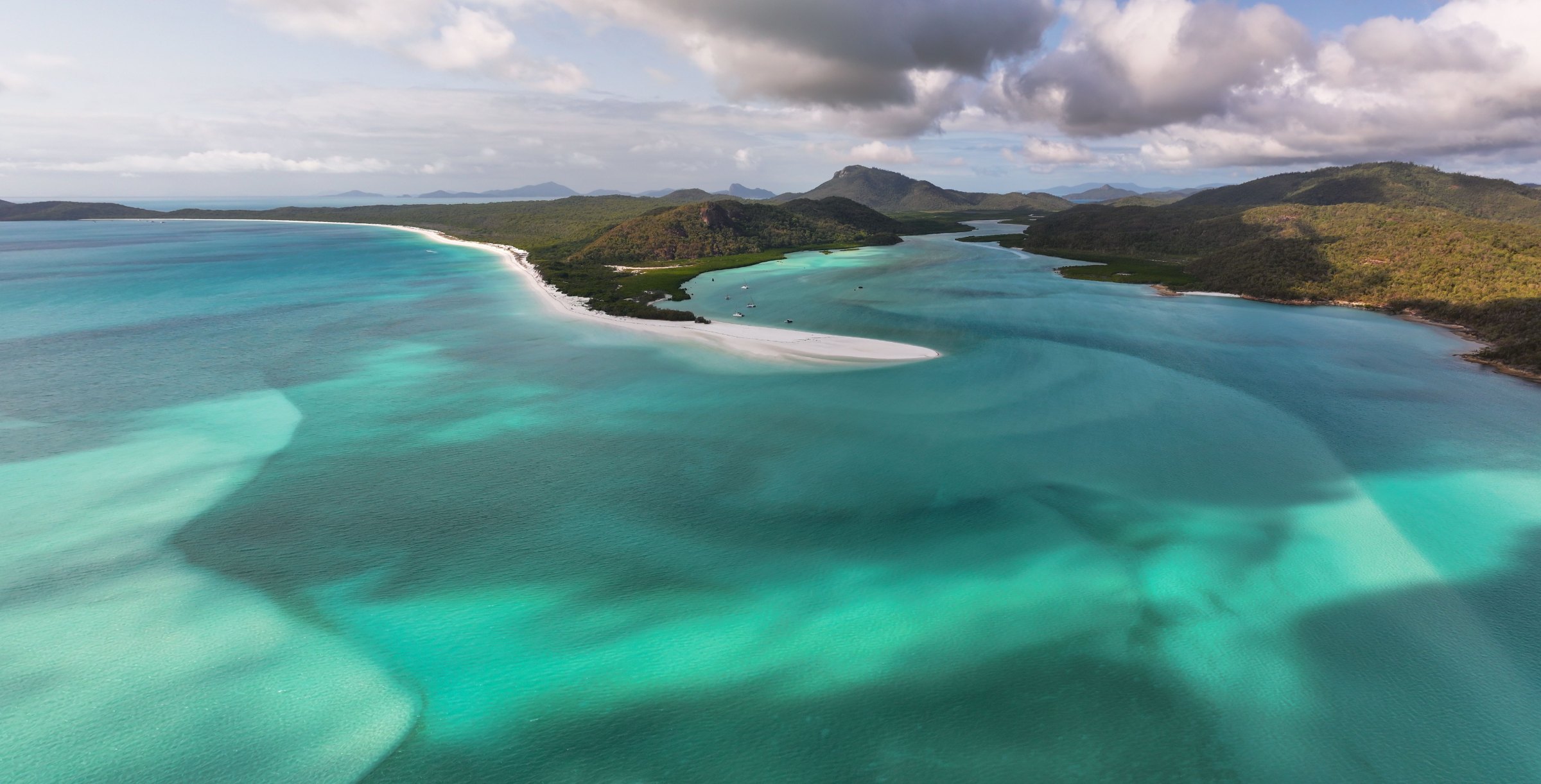 Turquoise water and white sand at Hill Inlet in the Whitsundays
